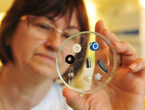 Doktornő az orrba dugott tárgyakat mutatja.