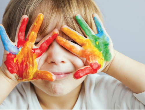 Festékes tenyerű gyerek