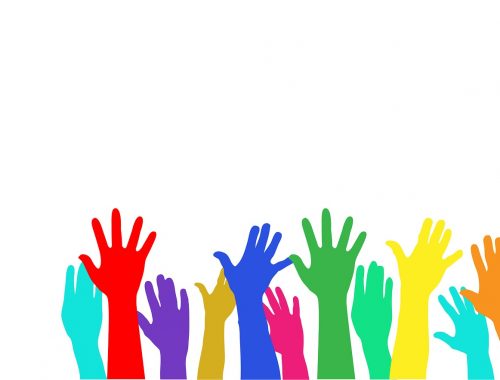 Színes kezek éljeneznek.