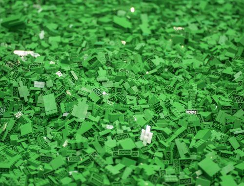 Zöld Lego kockák egy halomban.