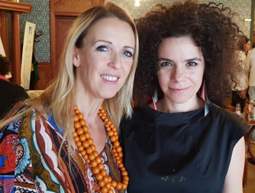 Hasna és Lisa mosolyognak.