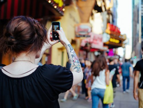 Fiatal lány selfie-t készít