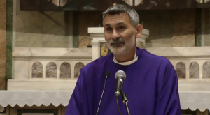 Pál Feri a templomban mise közben