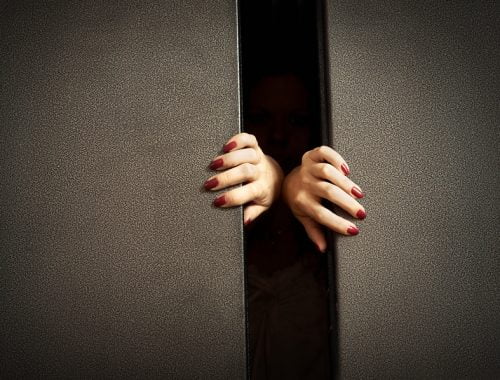 próbál kitörni a bezártságból