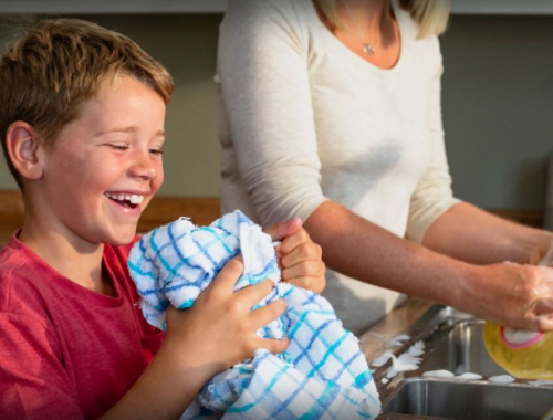 kisfiú mosogat az anyukájával otthon