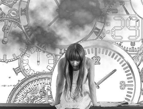 Szorongó lány órákkal a háttérben