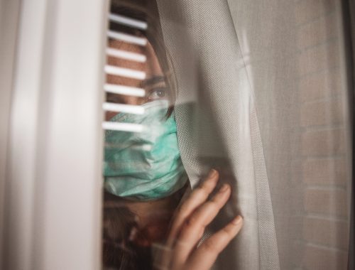 nő a függöny mögött bezárva - kijárási korlátozás