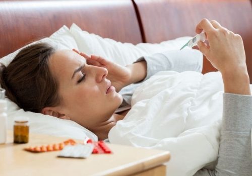 lázas beteg otthon fekszik