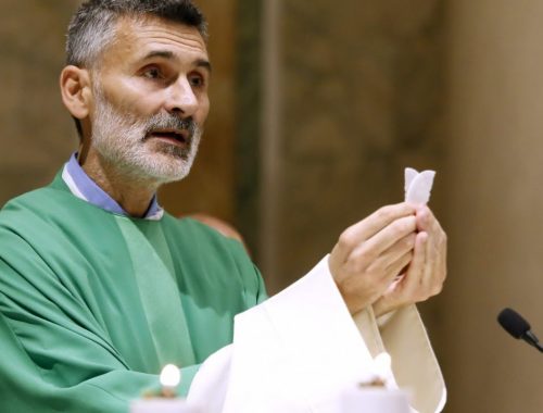 Pál Feri a templomban mise közben