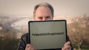 Varga Miklós egy táblagéppel - Remény Himnusza