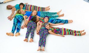 együtt relaxálnak a gyerekek az anyával