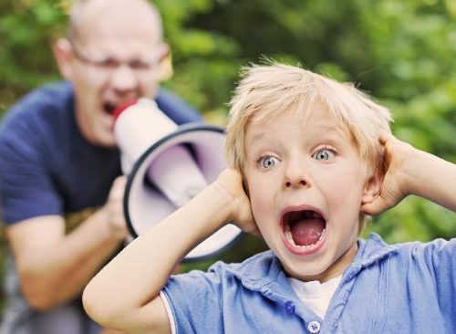 apa kiabál a gyerekével