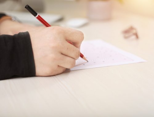 diák írásbeli vizsgát tesz