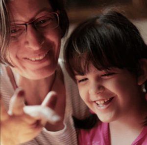 autista lány az anyukájával - Léleköntő Program