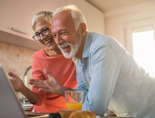 nagyszülők videochatelnek karanténban