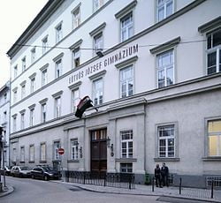 #hovatovább – Középiskolai Nyílt Napok, Börze és Expo - Eötvös Gimnázium főbejárat