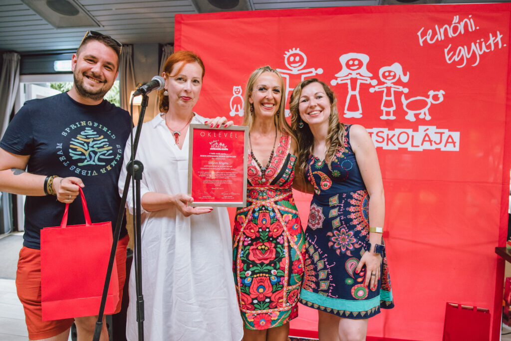 BOLDOG GYERMEKEKÉRT, BOLDOG CSALÁDOKÉRT DÍJ - Sólyom Brigitta