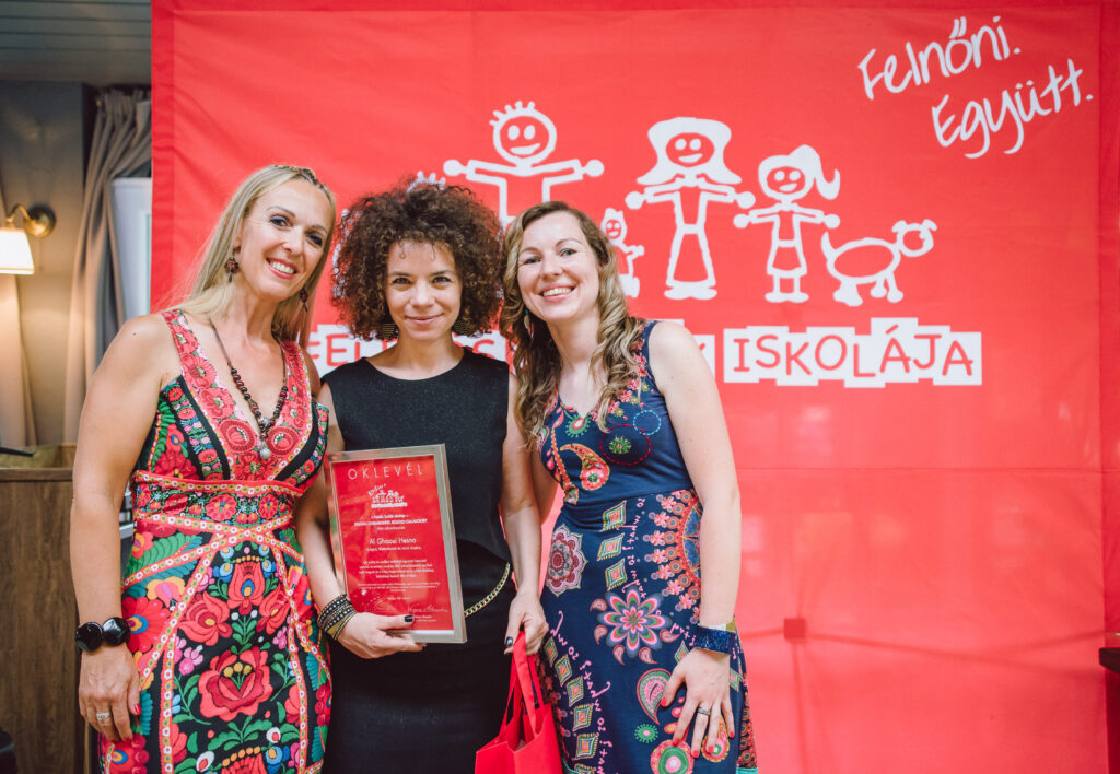 BOLDOG GYERMEKEKÉRT, BOLDOG CSALÁDOKÉRT DÍJ - Al Ghaoui Hesna