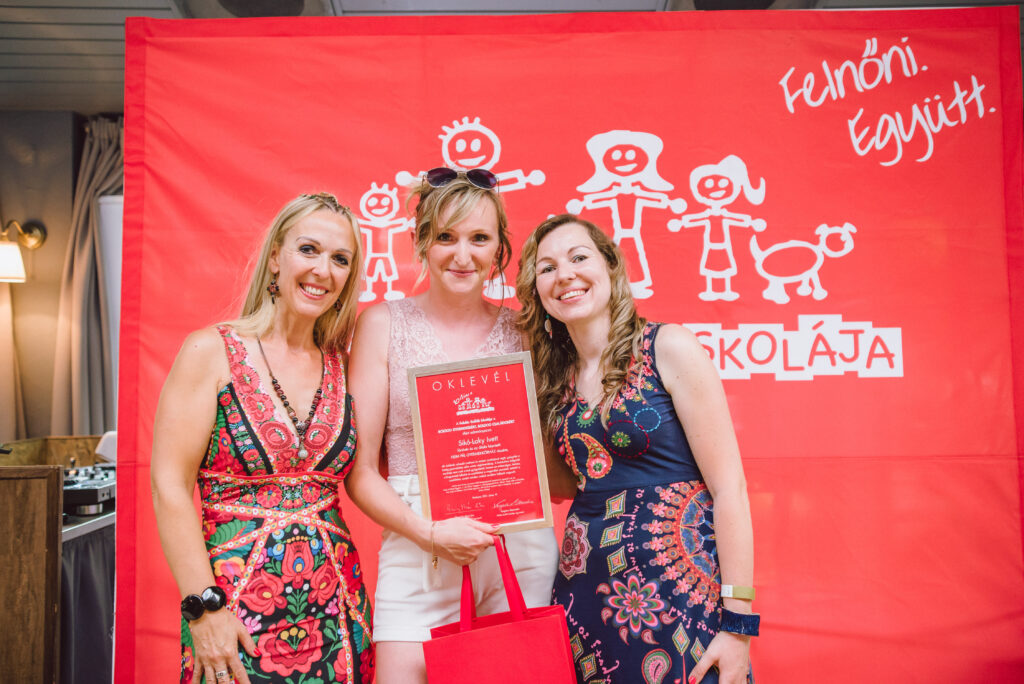 BOLDOG GYERMEKEKÉRT, BOLDOG CSALÁDOKÉRT DÍJ - Sikó-Laky Ivett