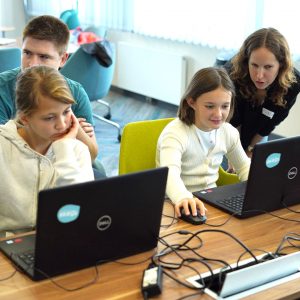 SKOOL – ahol a fiatal lányok felfedezés- és élményalapú tech foglalkozásokon tanulnak programozni SKOOL – ahol a fiatal lányok felfedezés- és élményalapú tech foglalkozásokon tanulnak programozni