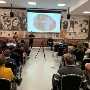 "Mert Neked olyan könnyű!" – kendőzetlenül egy tanár életéről az iskolaszínházban "Mert Neked olyan könnyű!" – kendőzetlenül egy tanár életéről az iskolaszínházban