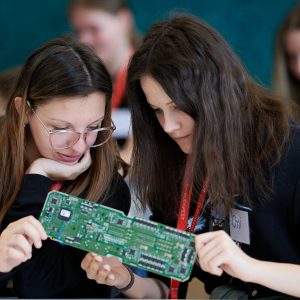 „Olyan itt, mintha külföldön dolgoznál.” – Nőként az innováció világában – Lányok Napja a Boschnál „Olyan itt, mintha külföldön dolgoznál.” – Nőként az innováció világában – Lányok Napja a Boschnál