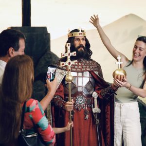 Selfiztél már István királlyal?! - Szent István ünnepe – életre kelthető történelem a Madame Tussauds Budapest kiállításán Selfiztél már István királlyal?! - Szent István ünnepe – életre kelthető történelem a Madame Tussauds Budapest kiállításán