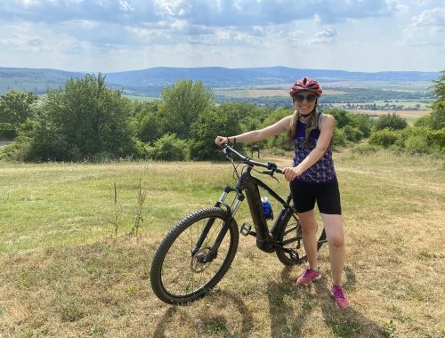 Aktív Völgy – napindító jóga, vezetett e-bike túrák a Balaton-felvidéken, futóverseny, tanösvény gyalogtúrák – sportosan a Művészetek Völgyében is