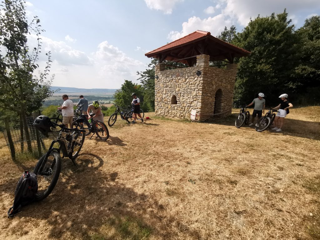 Aktív Völgy – napindító jóga, vezetett e-bike túrák a Balaton-felvidéken, futóverseny, tanösvény gyalogtúrák – sportosan a Művészetek Völgyében is