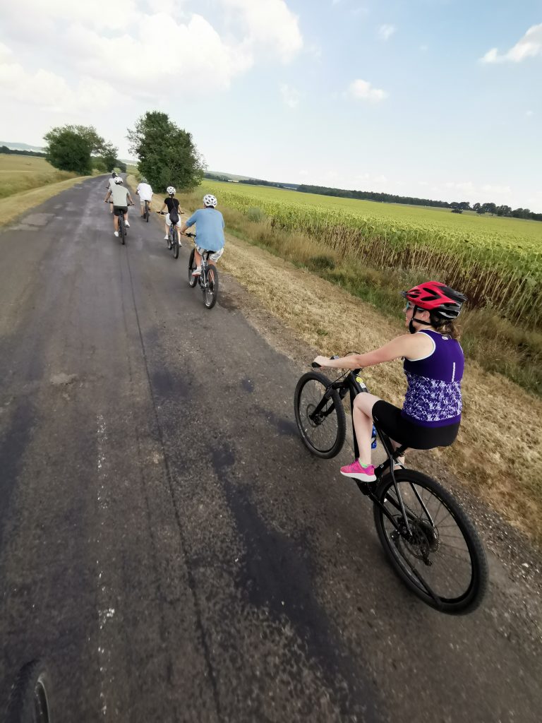 Aktív Völgy – napindító jóga, vezetett e-bike túrák a Balaton-felvidéken, futóverseny, tanösvény gyalogtúrák – sportosan a Művészetek Völgyében is