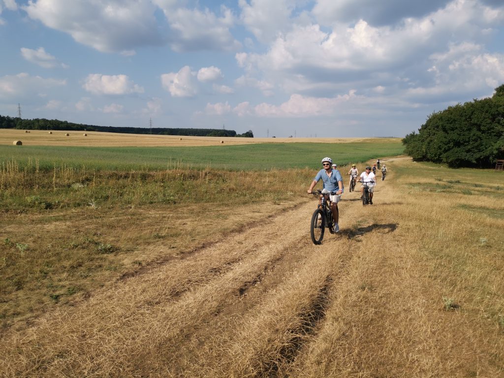 Aktív Völgy – napindító jóga, vezetett e-bike túrák a Balaton-felvidéken, futóverseny, tanösvény gyalogtúrák – sportosan a Művészetek Völgyében is