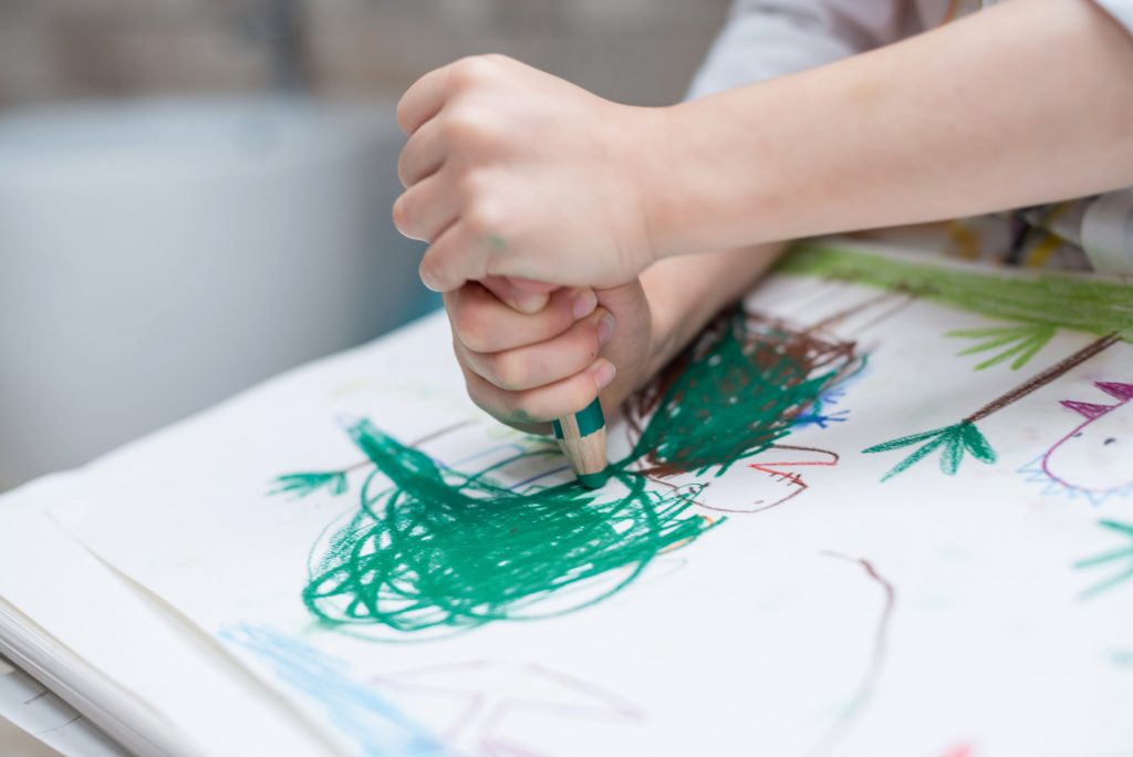 Jobb- vagy balkezes? Erőltessem? Fejlesszem? Hagyjam? – a mozgásterapeuta válaszol