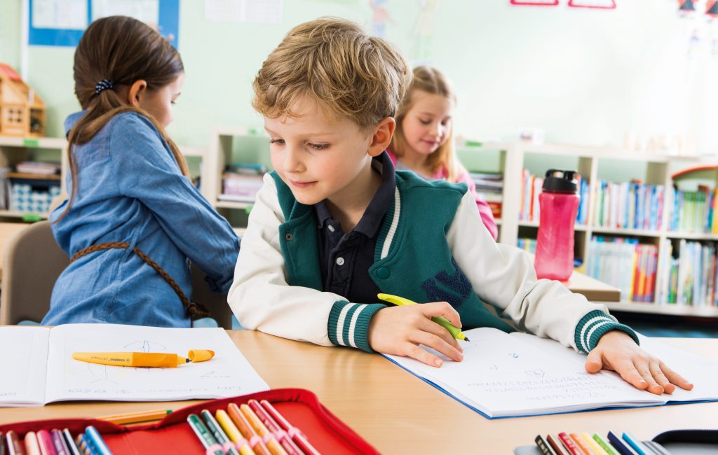 Kúszástól a ceruzafogásig - Mire figyeljünk szülőként a kisgyerekeknél a finommotorikánál és a grafomotorika kialakulásánál?