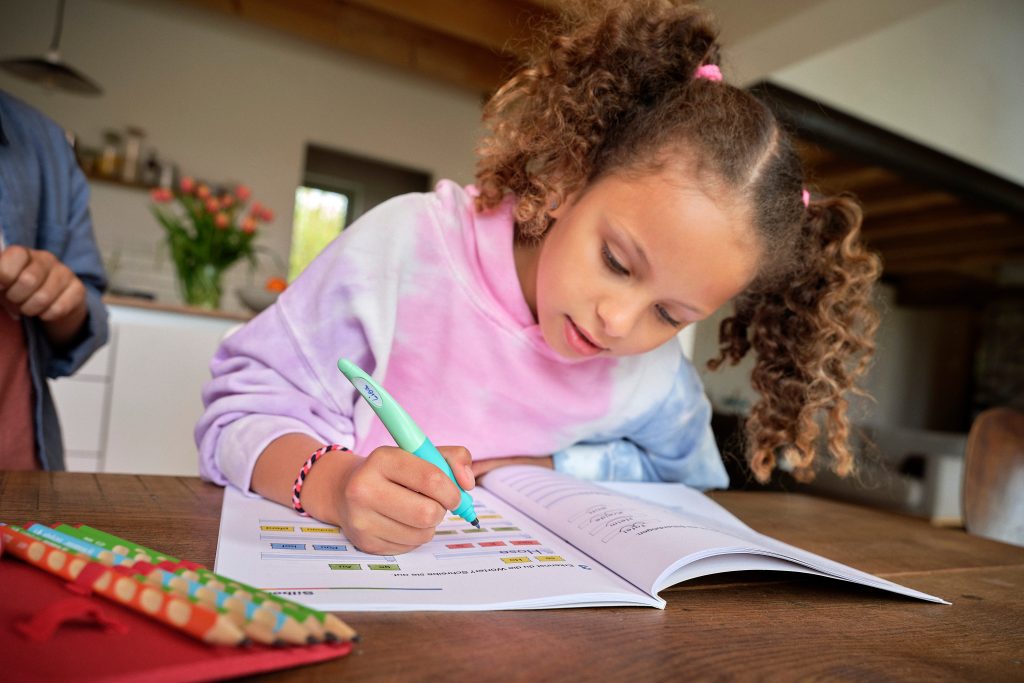 Kúszástól a ceruzafogásig - Mire figyeljünk szülőként a kisgyerekeknél a finommotorikánál és a grafomotorika kialakulásánál?