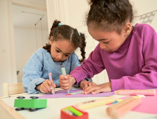 Kúszástól a ceruzafogásig - Mire figyeljünk szülőként a kisgyerekeknél a finommotorikánál és a grafomotorika kialakulásánál?