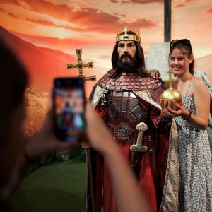 Ünnepi fények, Szent István viaszfigura, solymász – a Madame Tussauds Budapest különleges programokkal készült a hosszúhétvégére Ünnepi fények, Szent István viaszfigura, solymász – a Madame Tussauds Budapest különleges programokkal készült a hosszúhétvégére