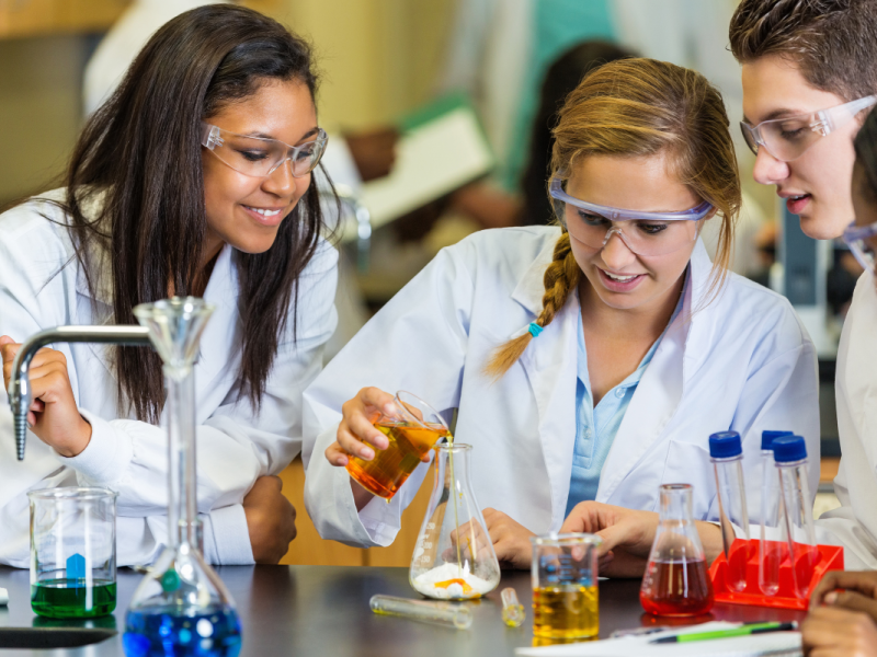 Tudomány, ami menő – így indítsd be a diákjaid kíváncsiságát! – ingyenes webinárium középiskolai tanároknak