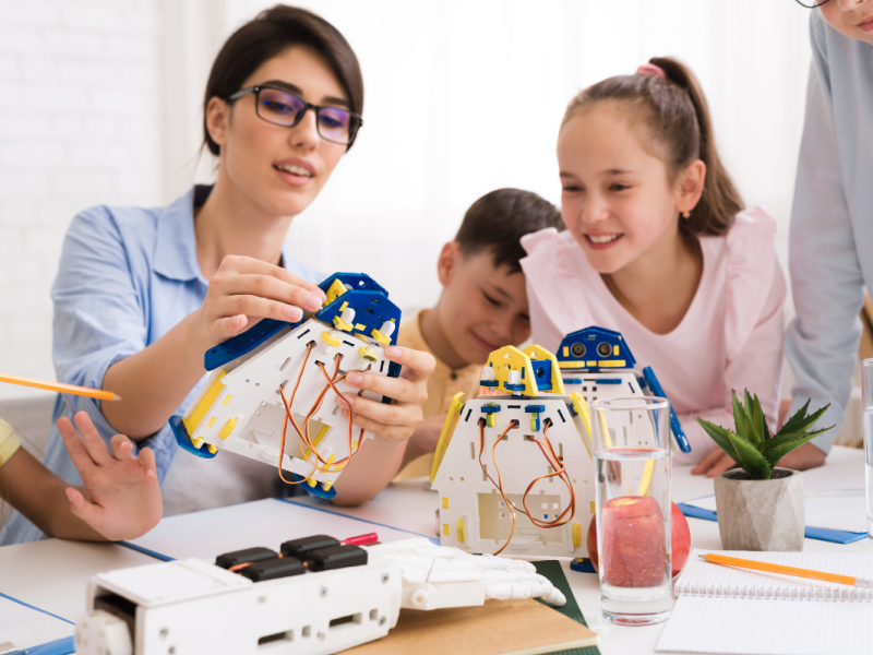 Tudomány, ami menő – így indítsd be a diákjaid kíváncsiságát! – ingyenes webinárium középiskolai tanároknak