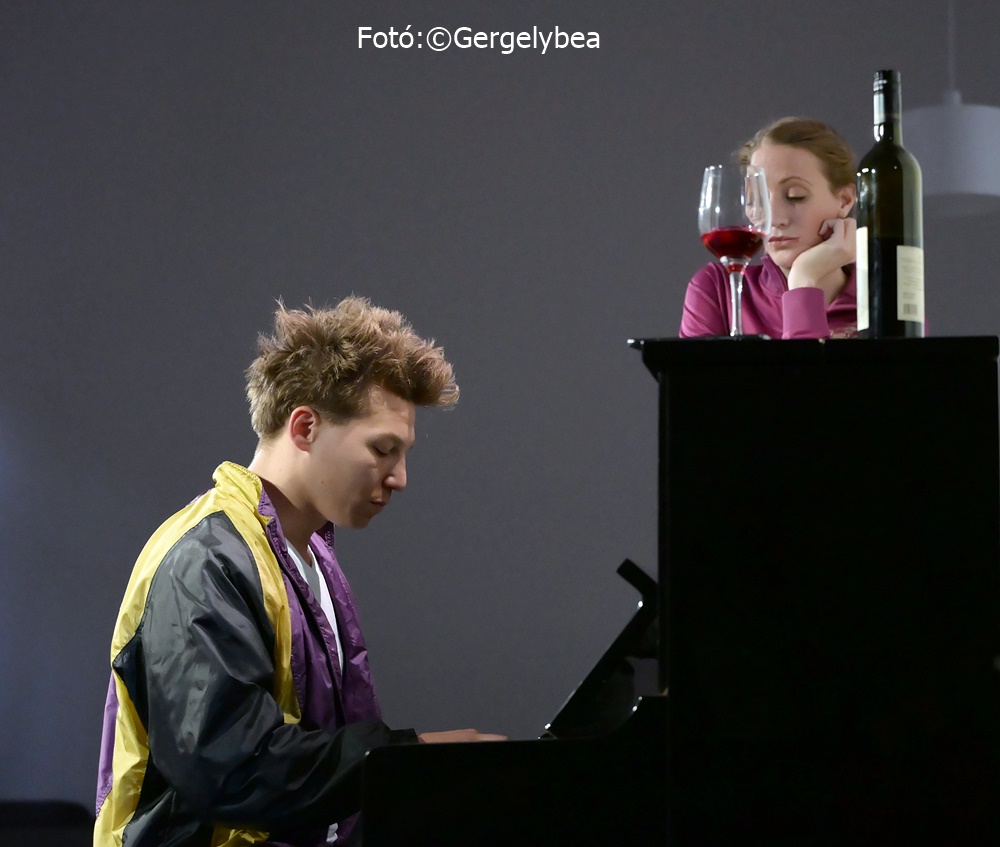 Kamaszharc a Pince Színházban