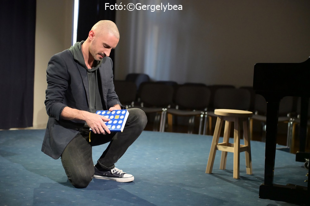 Kamaszharc a Pince Színházban