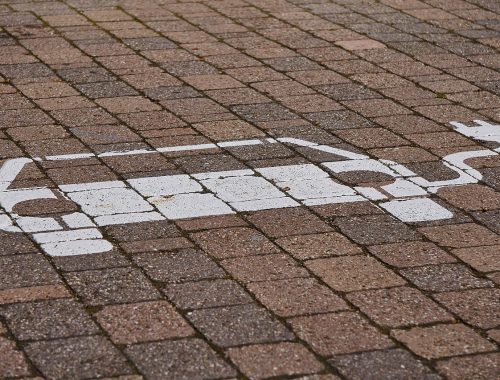 Jövőre már csak az elektromos autók ússzák meg az adóemeléseket