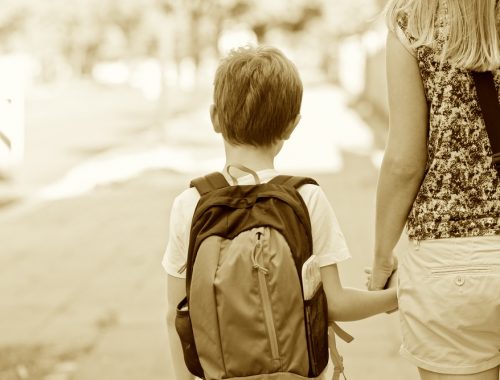 Hogyan nyugtassuk meg a gyerekeket a bombariadók miatti aggodalomban?