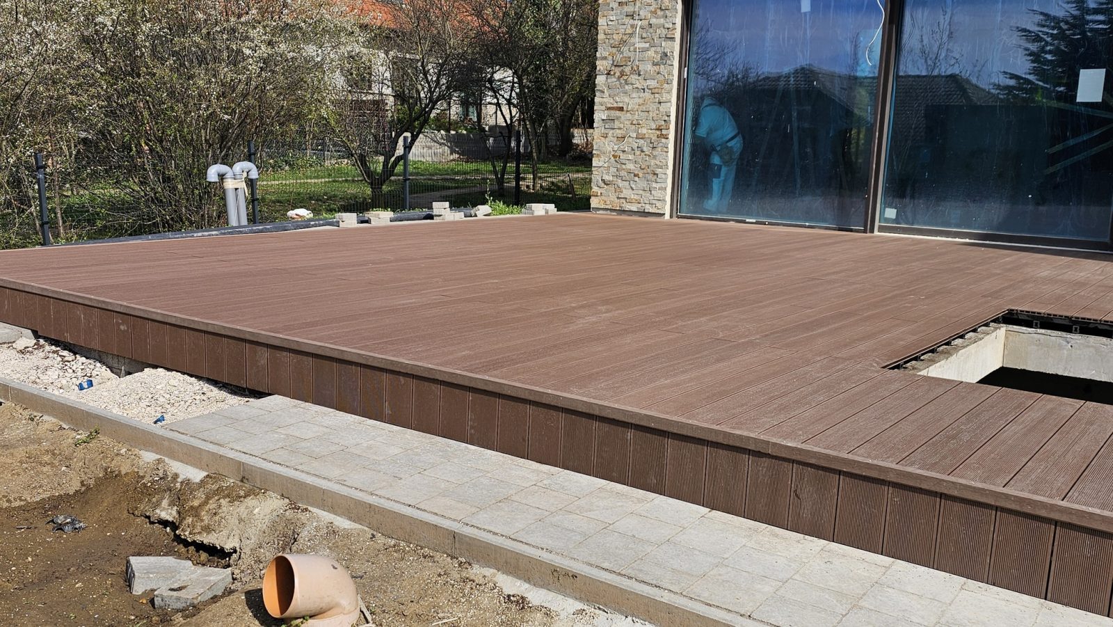 Kedvező-e a WPC teraszburkolat ára?