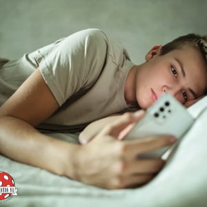Az éjszakába nyúló chatelések veszélyei: Hogyan kezeljük a kamaszaink éjjeli kütyüzését? Az éjszakába nyúló chatelések veszélyei: Hogyan kezeljük a kamaszaink éjjeli kütyüzését?