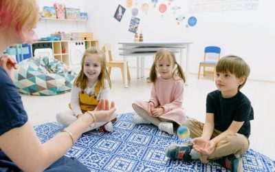 Ahol a mesék élővé válnak Mit adhat ma egy fejből mesélt történet az óvodai nevelésben?