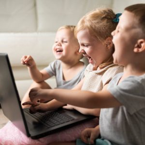 Digitális detox vagy okos képernyőhasználat? – Képernyőidő nyáron gyerekekkel Digitális detox vagy okos képernyőhasználat? – Képernyőidő nyáron gyerekekkel