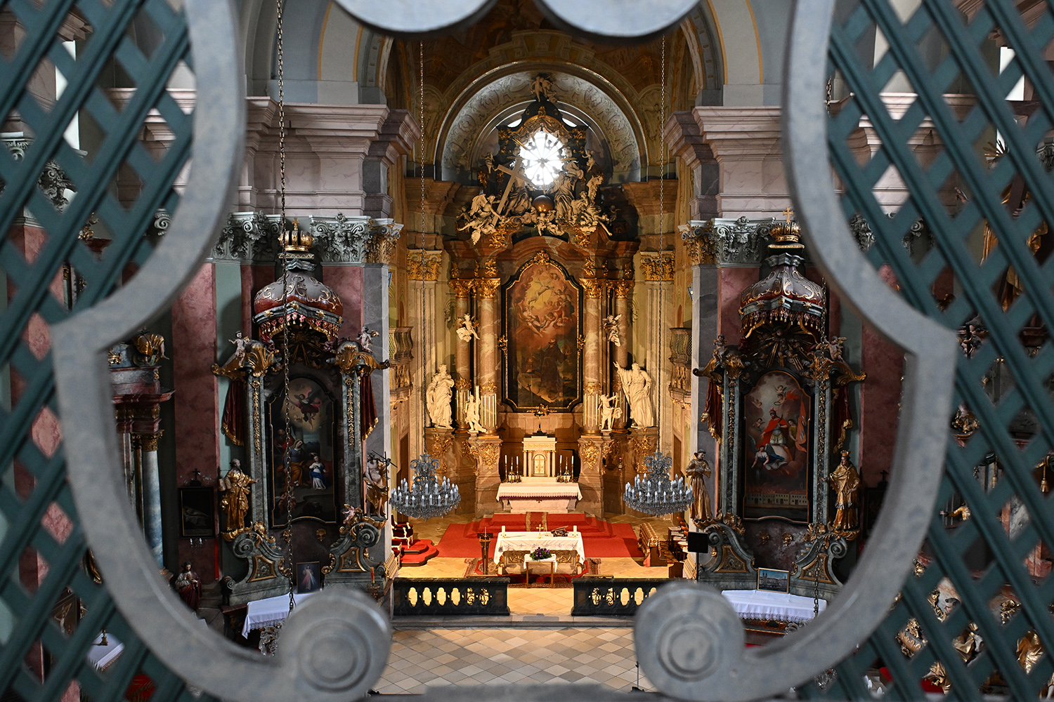 Zene, fény és közösség – jótékonysági karácsonyi koncert a Fő utcában