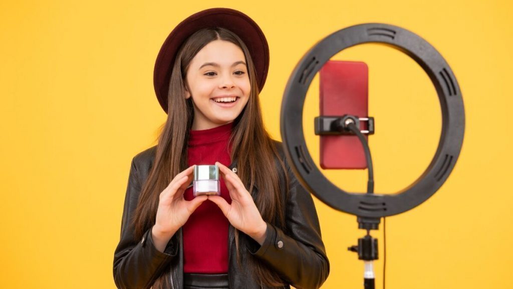 A gyermek, mint márka – mit jelent a kidfluencer-jelenség a családok számára?