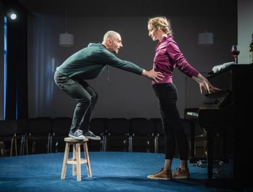 Rendhagyó osztályfőnöki óra a színpadon – Kamaszharc