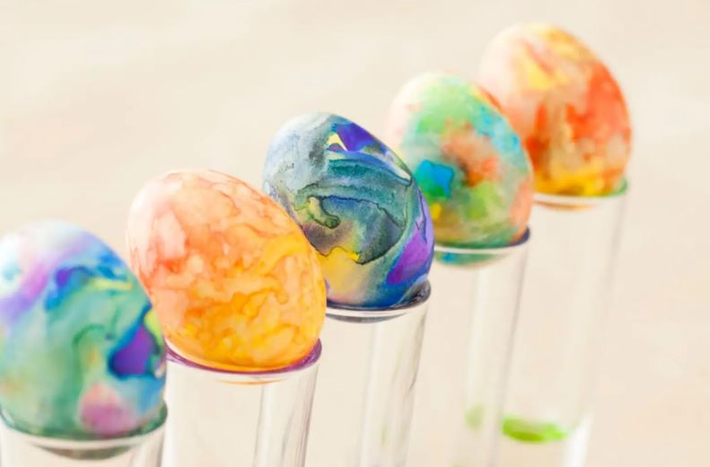 10 tojásfestő trükk, amit imádni fognak a gyerekeid